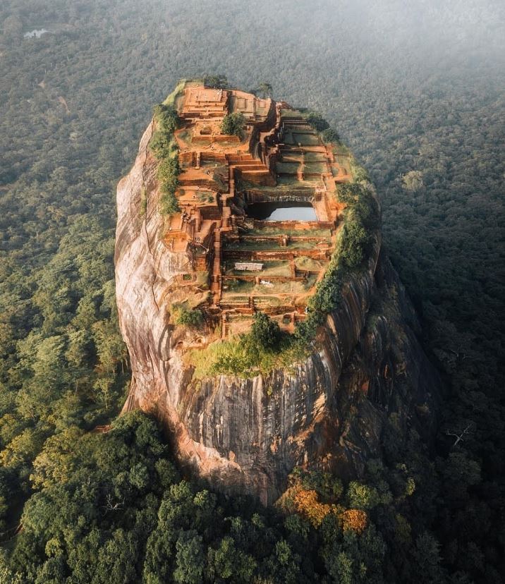 sigiriya rock fortress place ruins